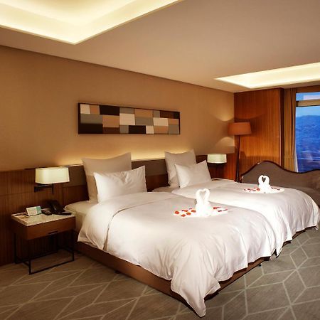 Chongqing The Lotus Hotel Bagian luar foto
