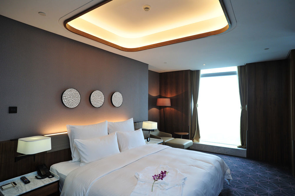 Chongqing The Lotus Hotel Bagian luar foto