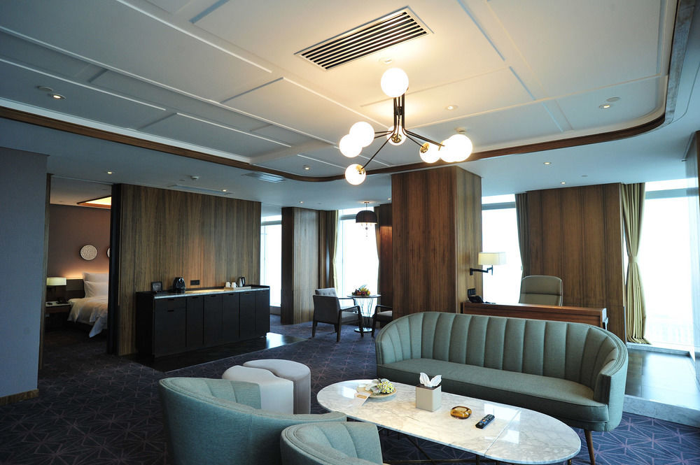 Chongqing The Lotus Hotel Bagian luar foto