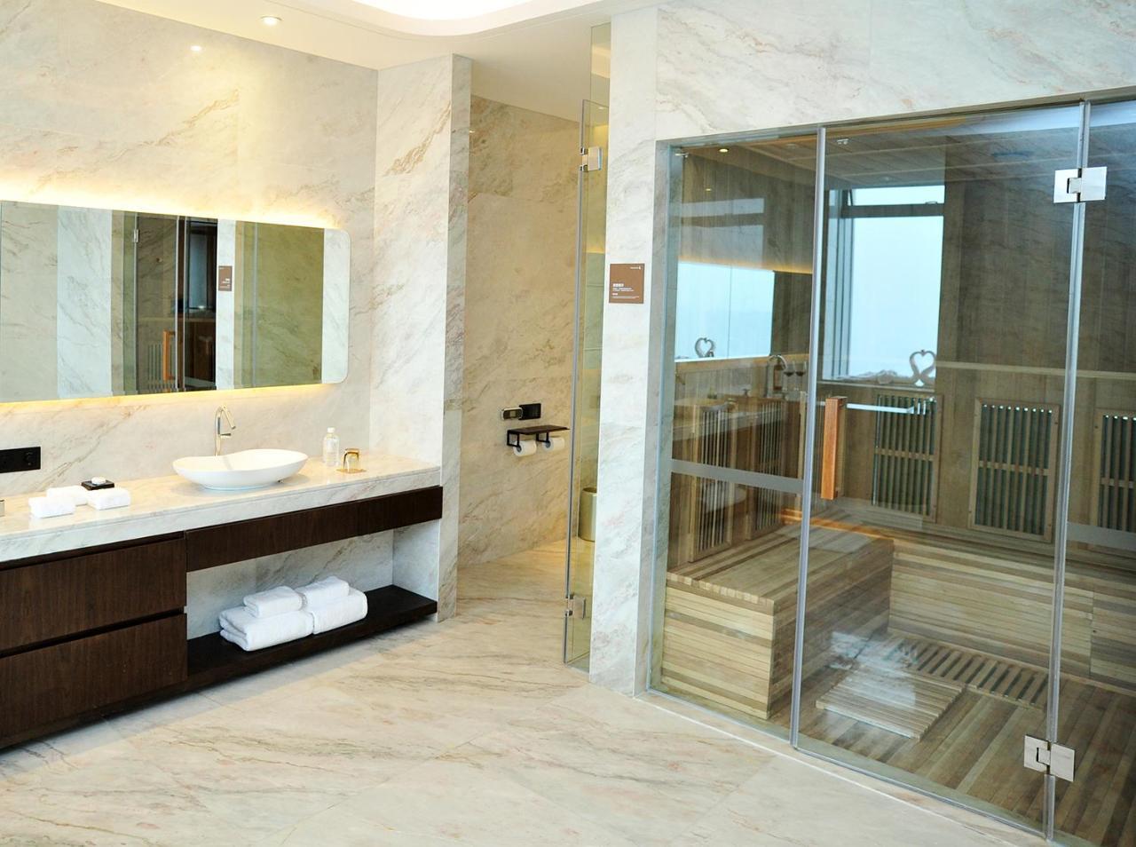 Chongqing The Lotus Hotel Bagian luar foto